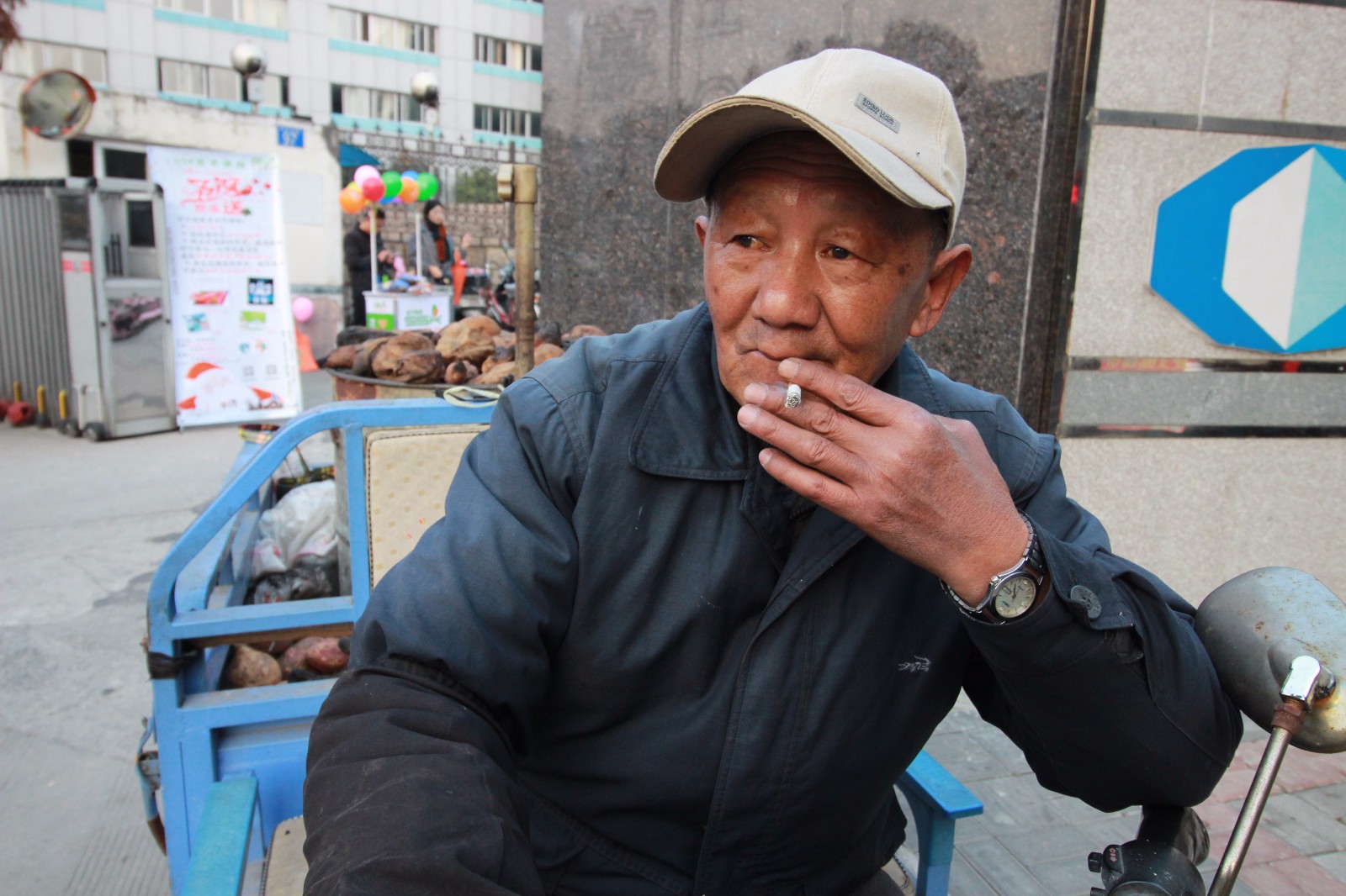 64岁丧偶老人街头卖烤红薯 不只为了财务自由