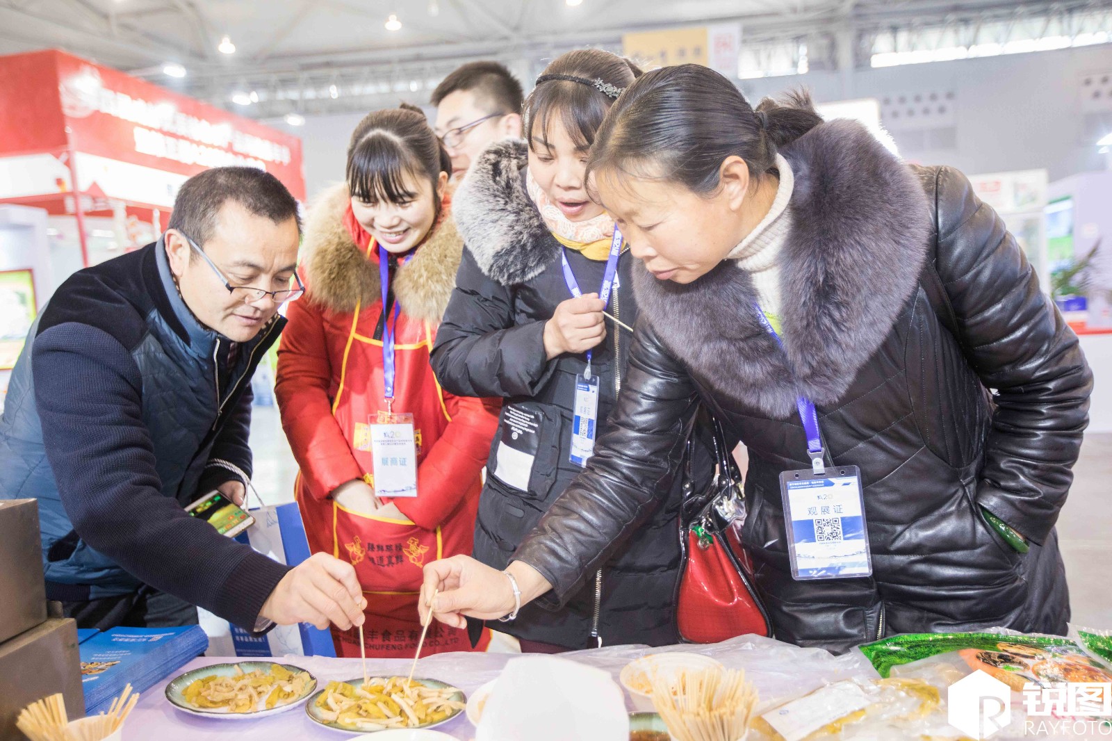 打优质农产品的展会中,500多个实体展位里几乎都有各种体验和试吃活动