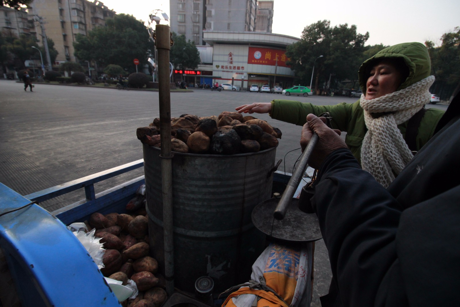 64岁丧偶老人街头卖烤红薯 不只为了财务自由