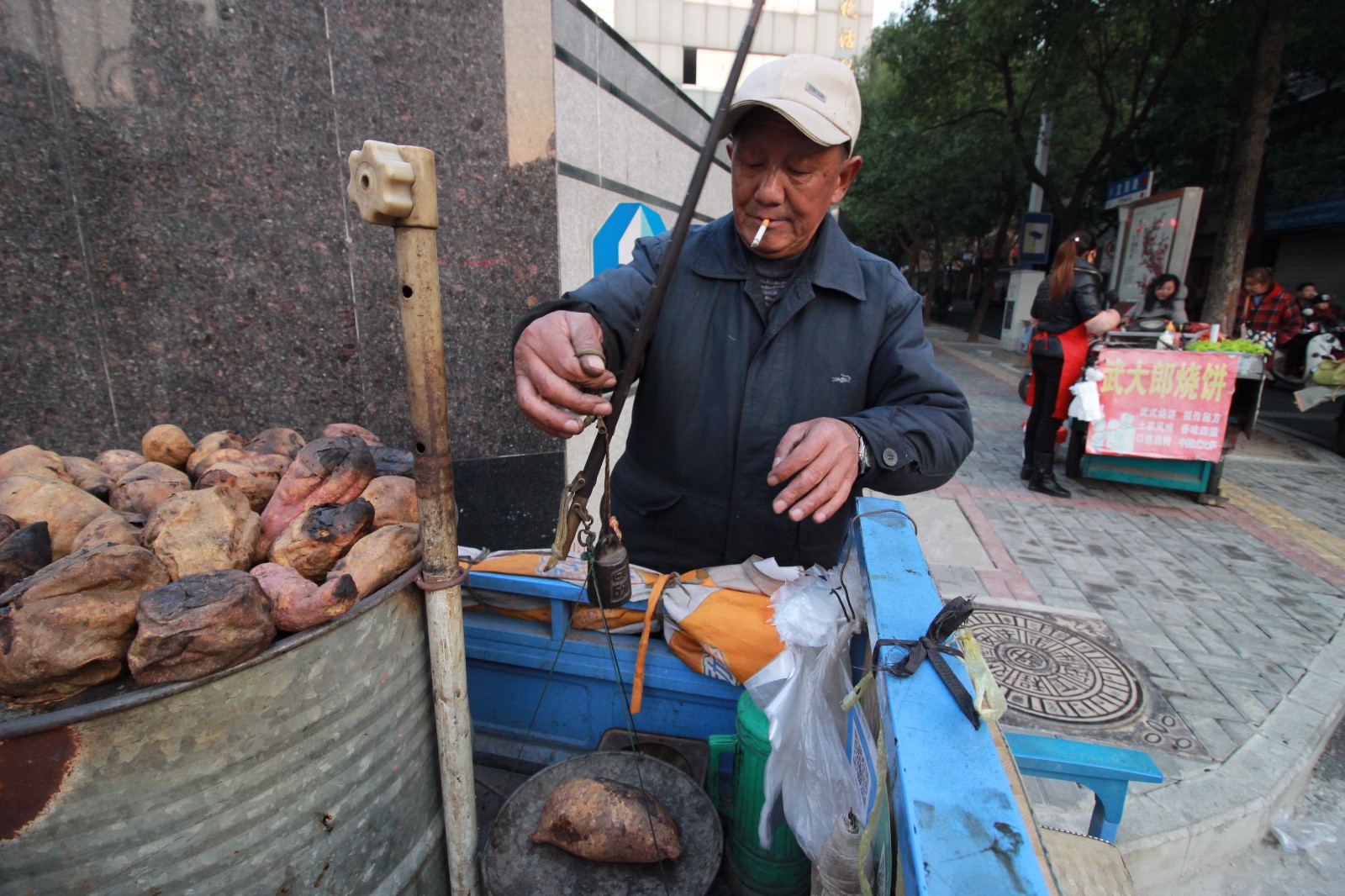 64岁丧偶老人街头卖烤红薯 不只为了财务自由