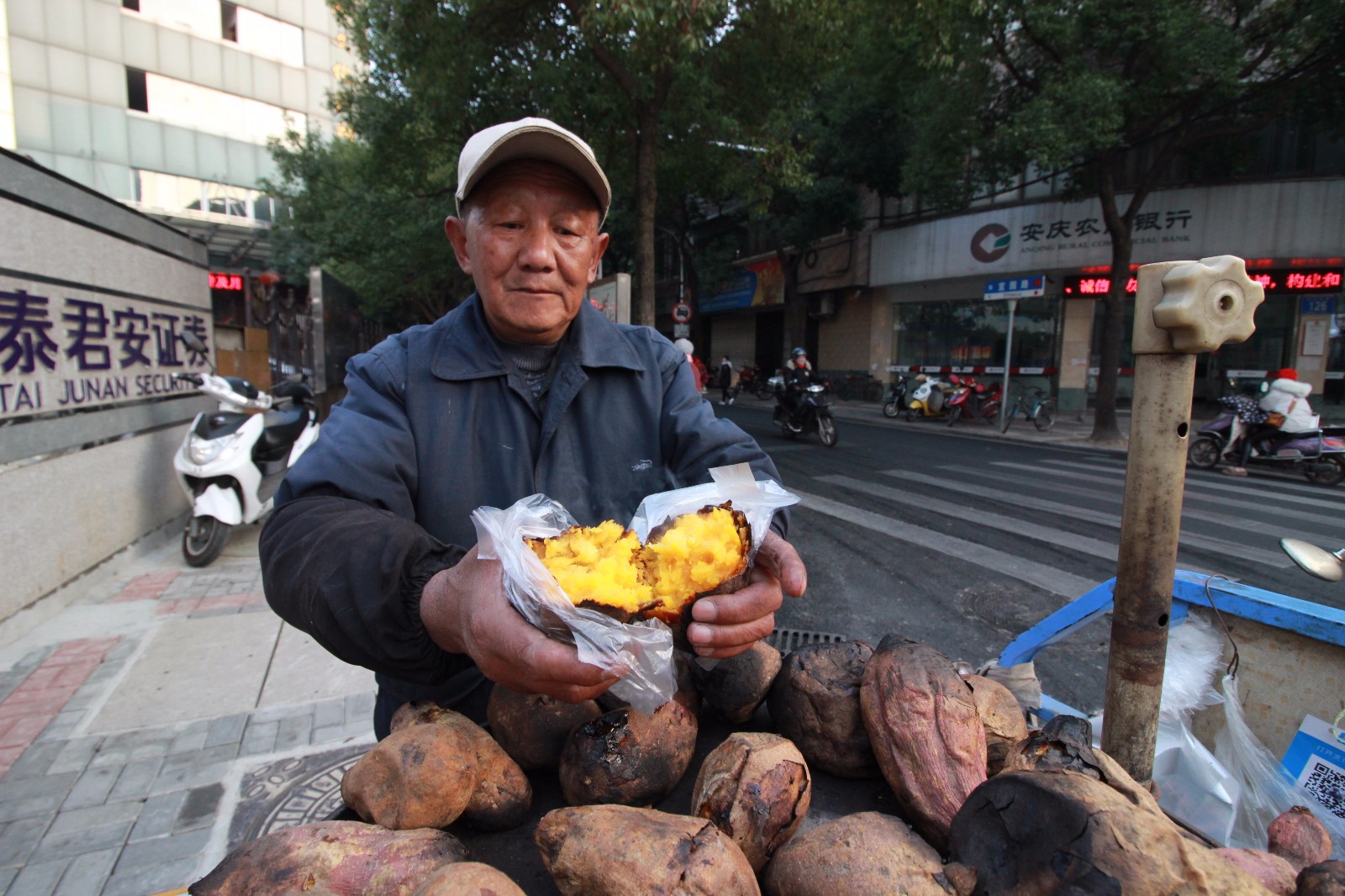 64岁丧偶老人街头卖烤红薯 不只为了财务自由