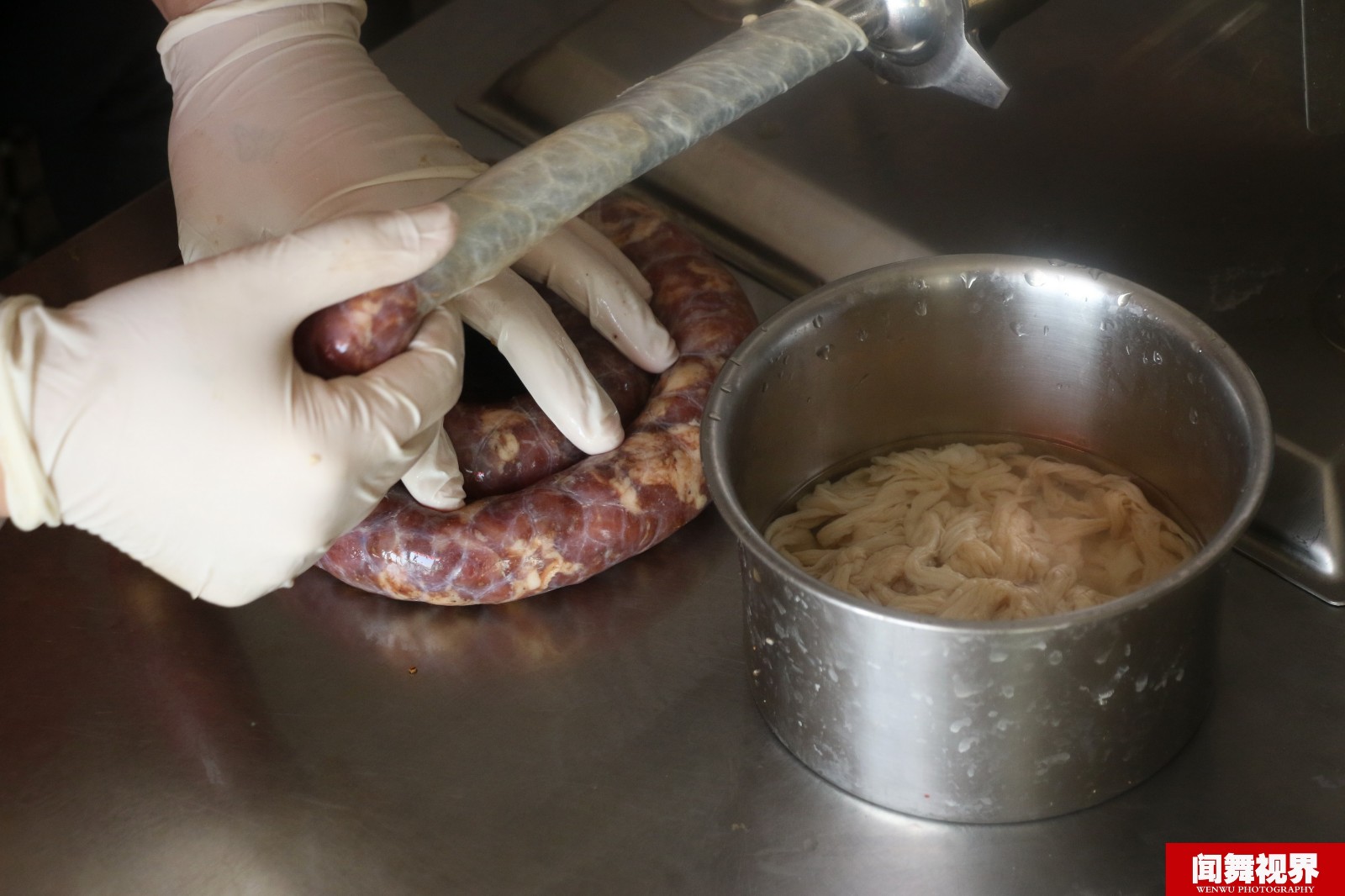 农村土法灌香肠4元1斤加工费日赚1000多元