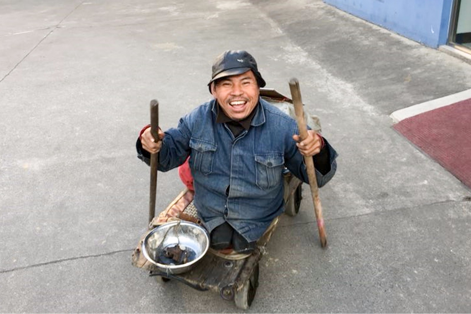 残疾男子滑行40公里到派出所 只为道一声谢谢_新浪看点