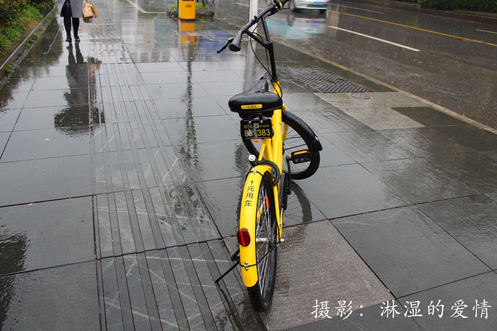 实拍雨中长沙街头的共享单车难道它们就是这样任凭雨水淋打