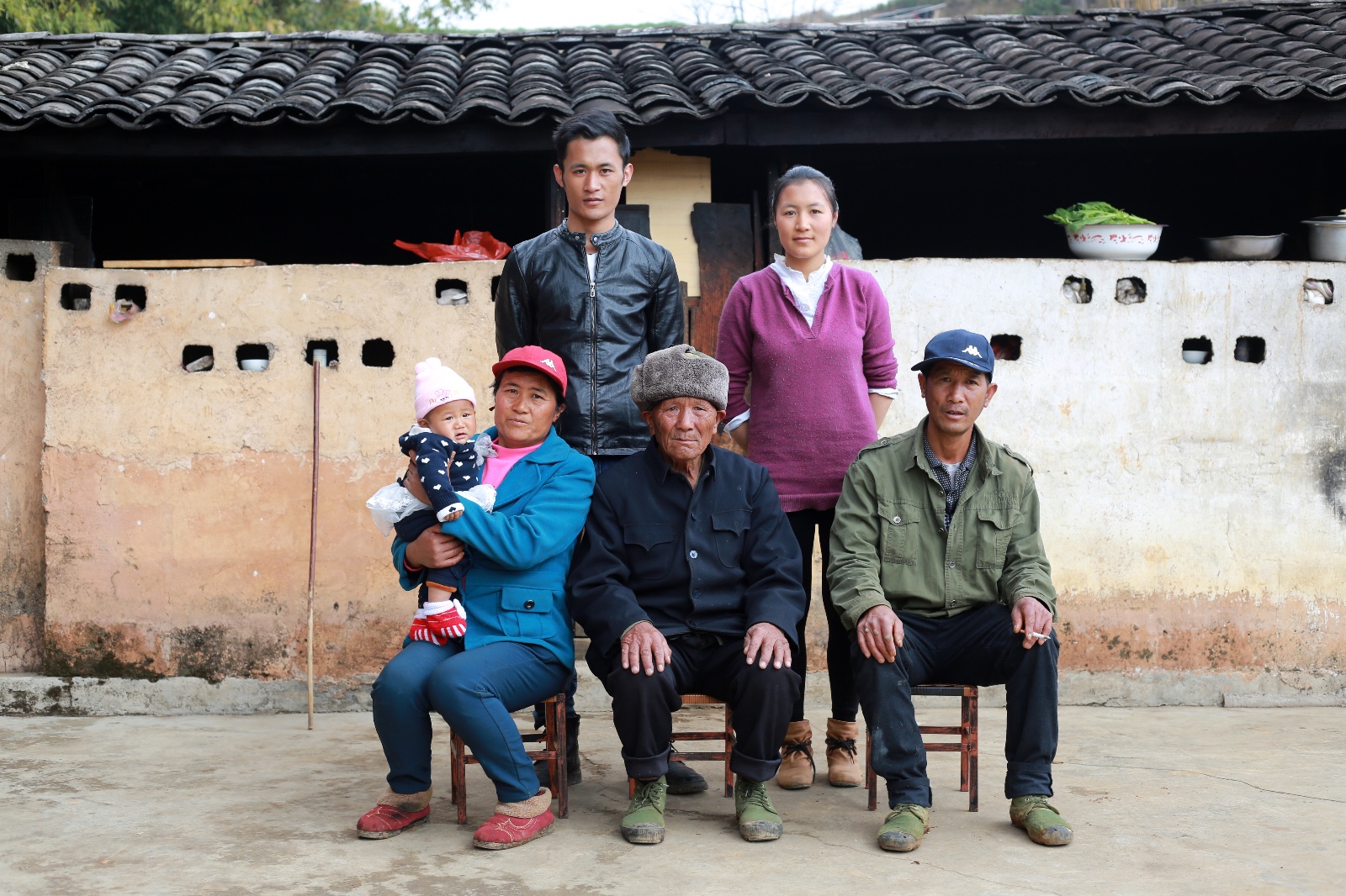 三年为山区上千人免费拍摄全家福 90后摄影师获评 2017云南好人