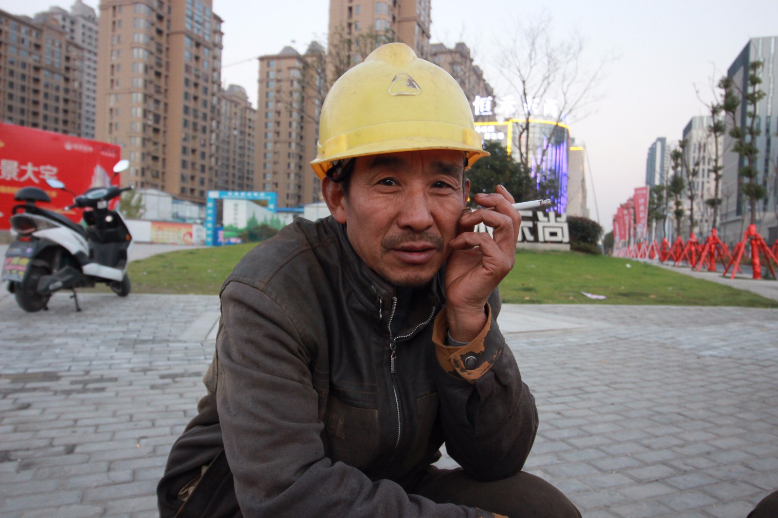 寒夜中的农民工晚餐5元一碗面条吃完就睡觉