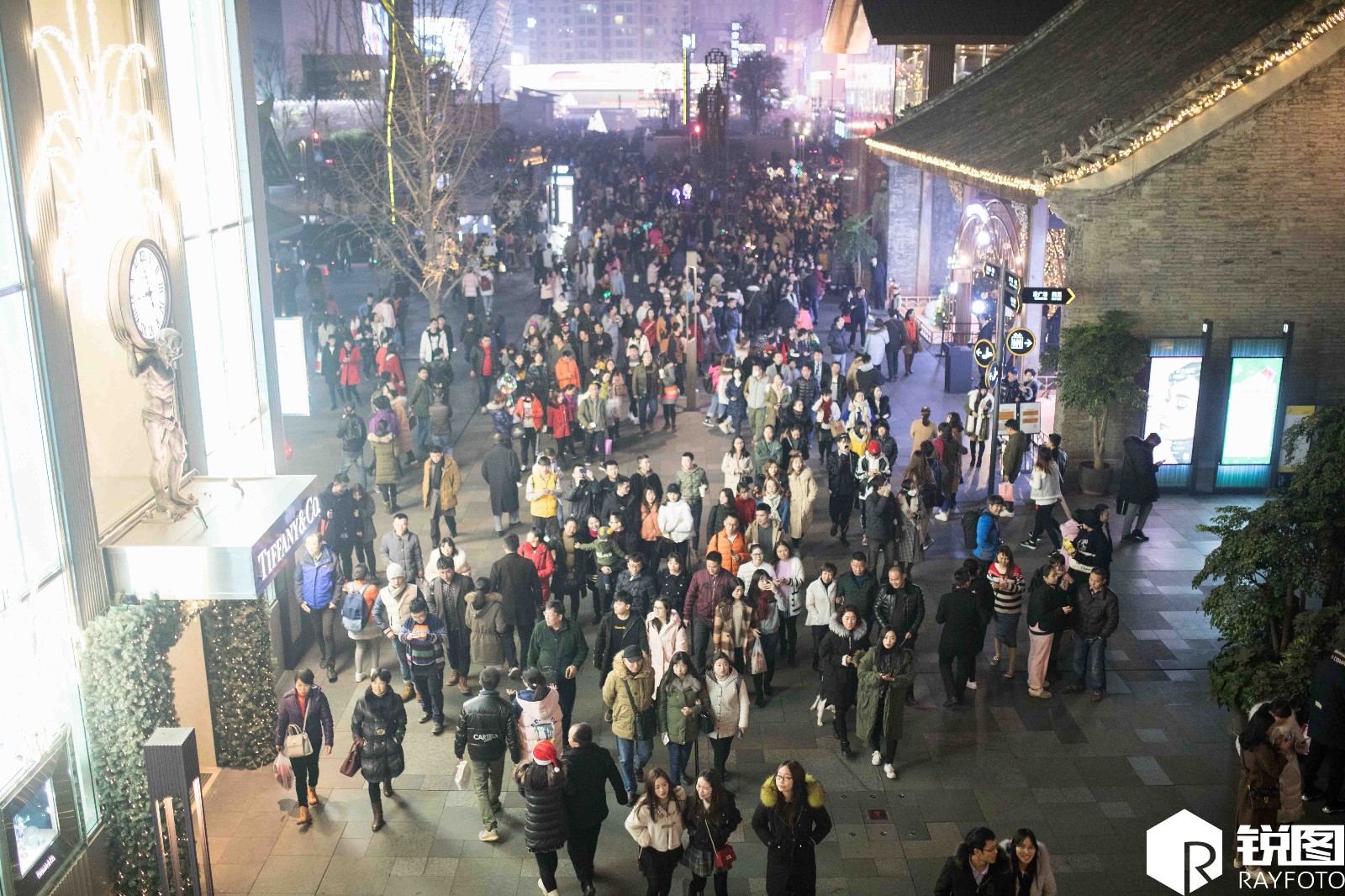 平安夜,妹子们在成都街头忙着做同一件事