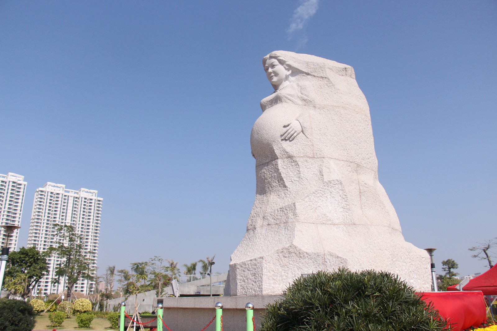 花岗岩雕塑《恩》落户汕头儿童公园