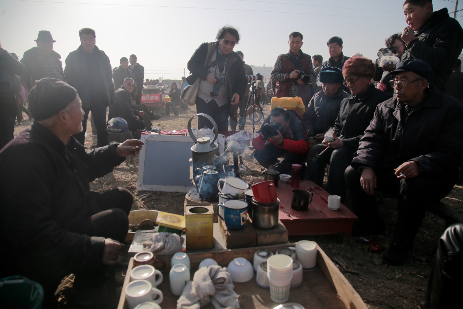 风箱,茶具,茶几等用架子车拉到戏台前,从附近挑来水,生好炉子煮上茶水