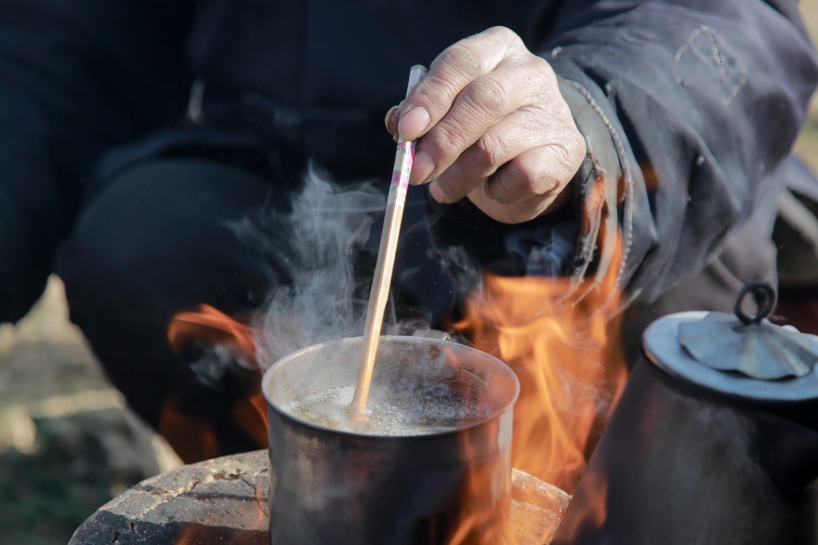 农村老人集市卖茶成网红年近九旬自食其力引围观