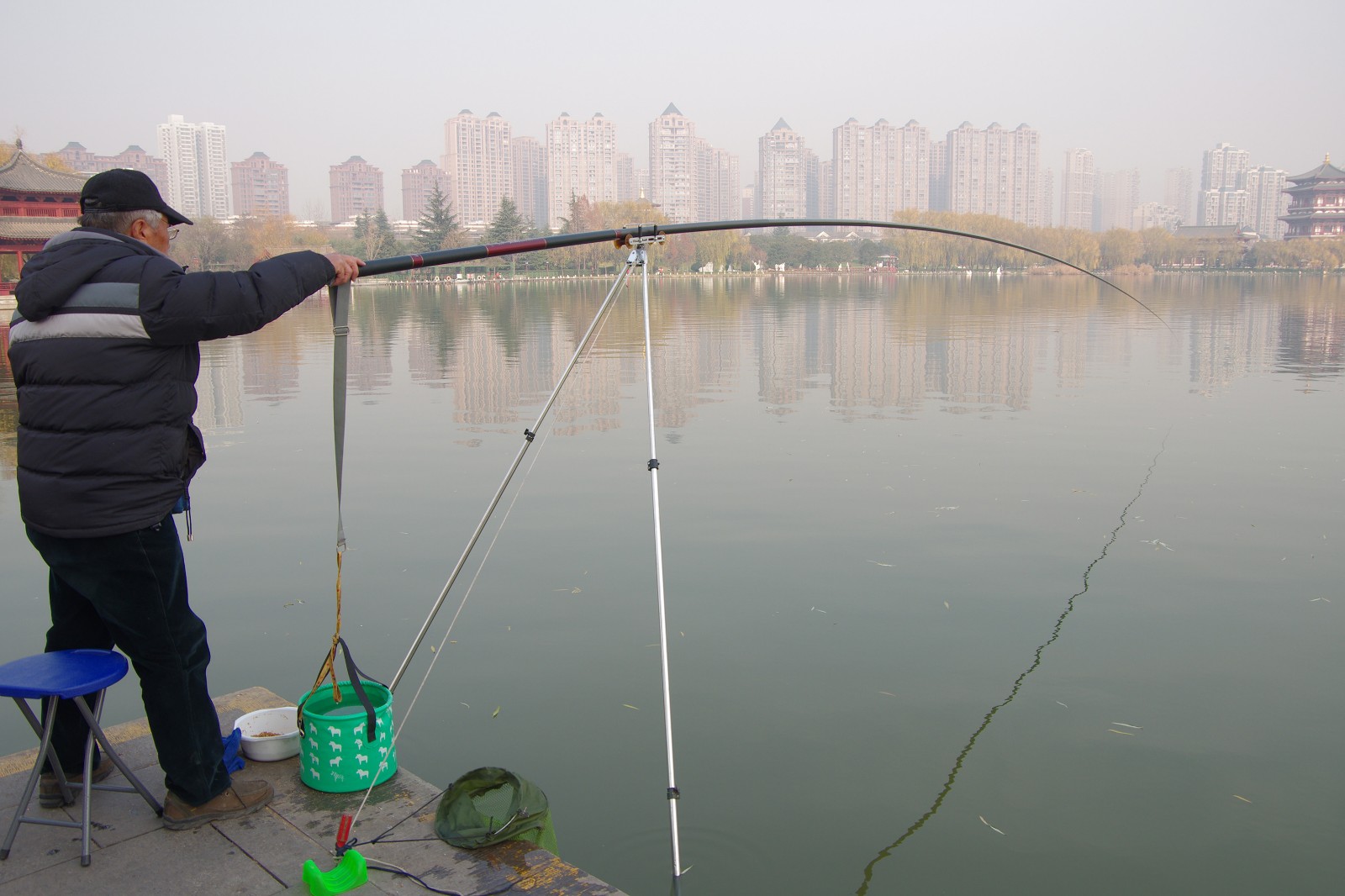 老汉一根小竹竿甩杆钓白条 俩人在空地上捡鱼都累趴