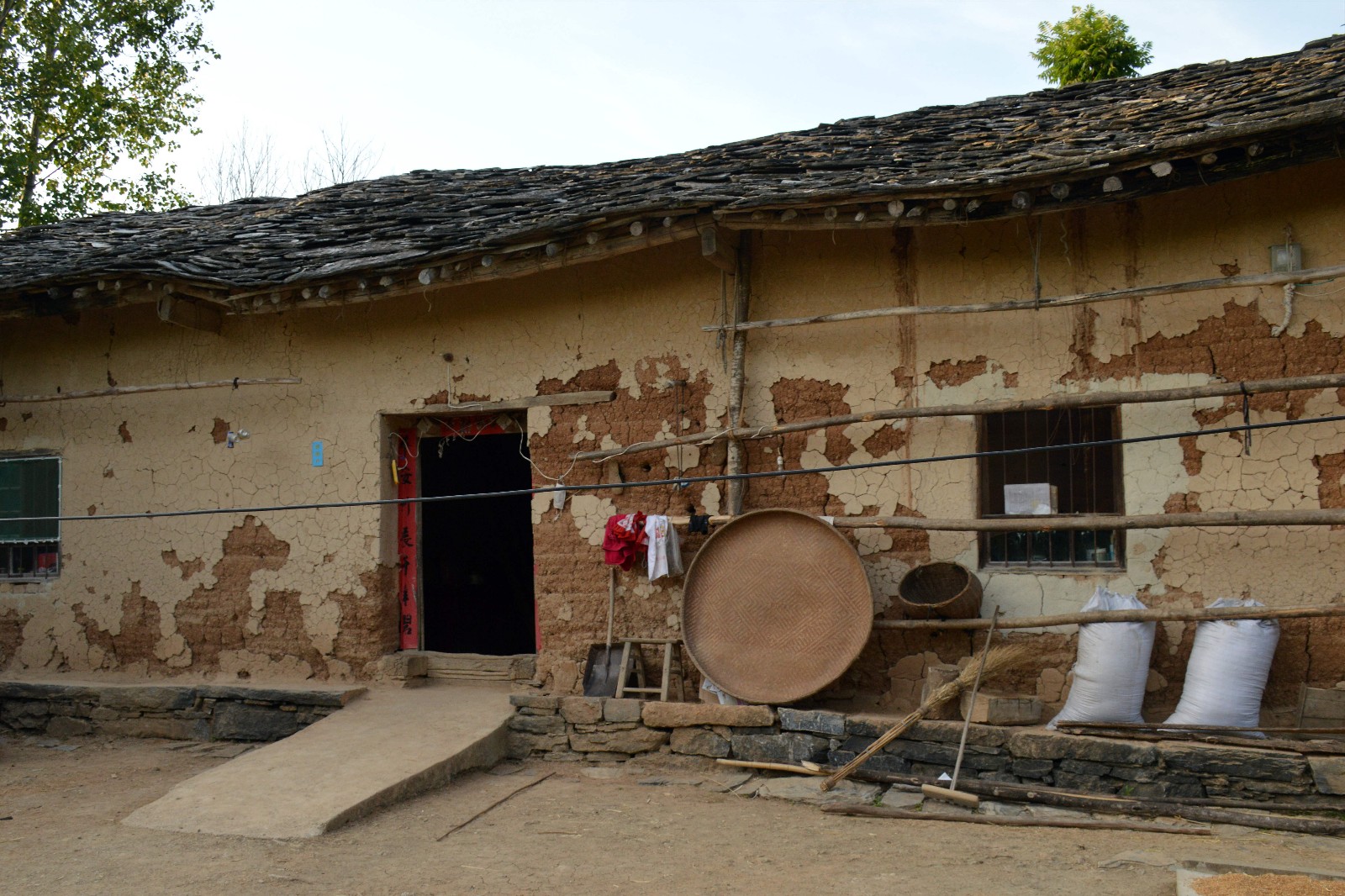 仅有的四间土坯房也破烂不堪,下雨时漏水严重.