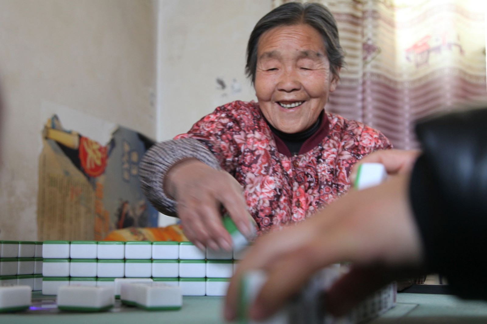 农村7旬大妈玩麻将20多年几乎常常输钱,现在全家人如何对待她