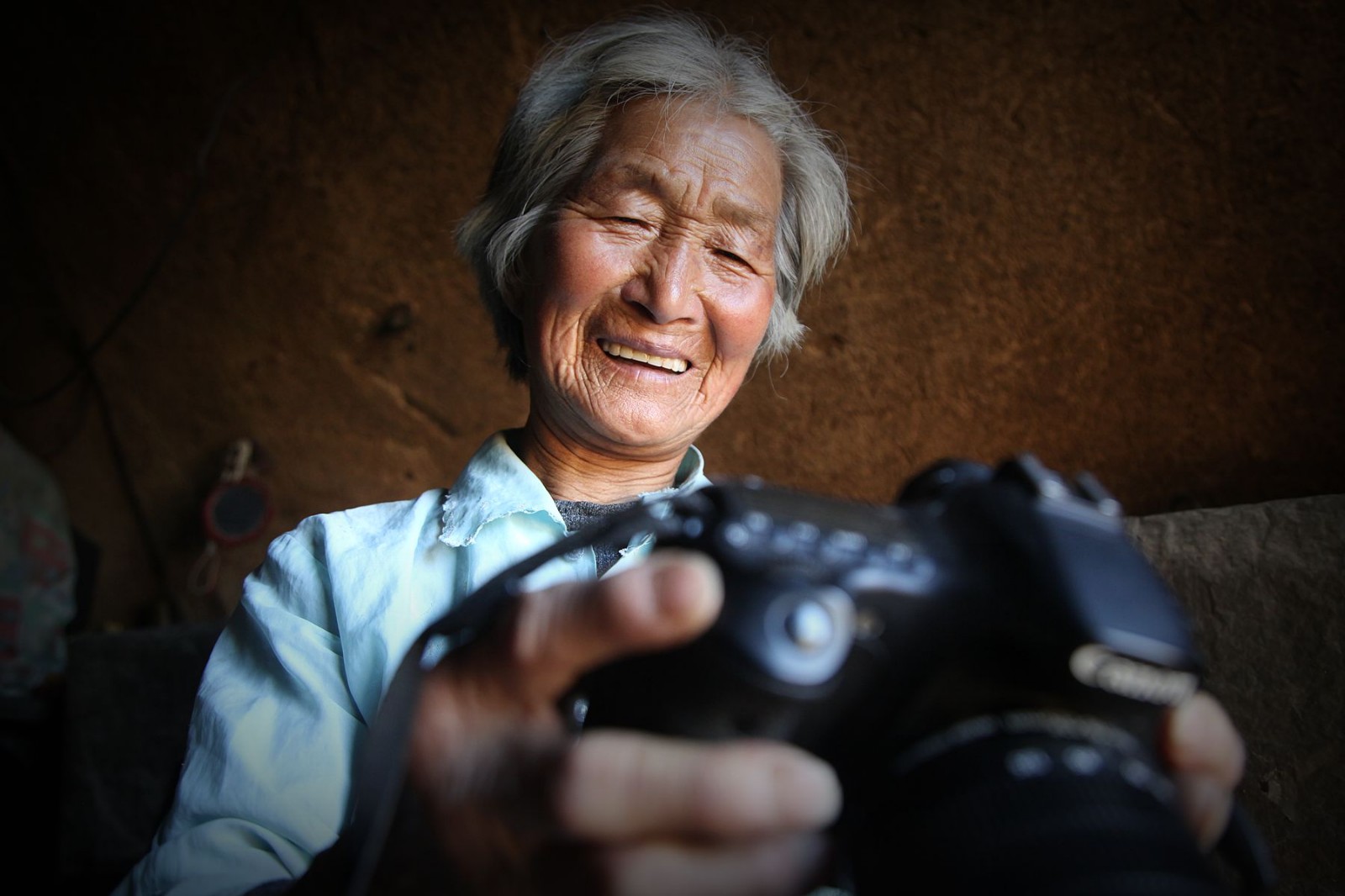 8旬老母亲守着5旬儿子74年没有出过村,平凡母亲伟大的母爱|母亲|儿子|