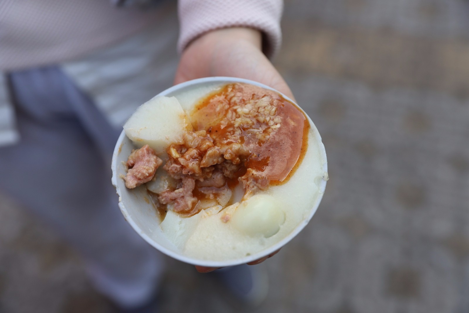 驱车40公里,到小镇上看碗仔西施,买4元一碗的碗仔糕!_新浪看点