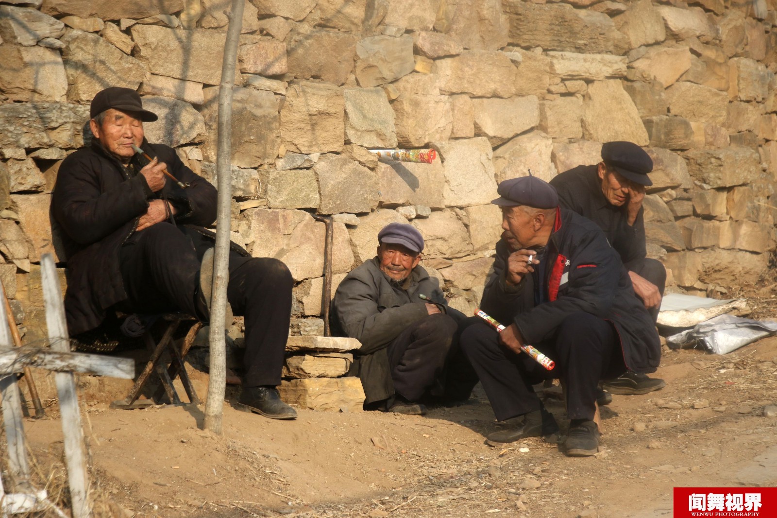 下累了,老人们就坐在一起上晒太阳,休息一下.