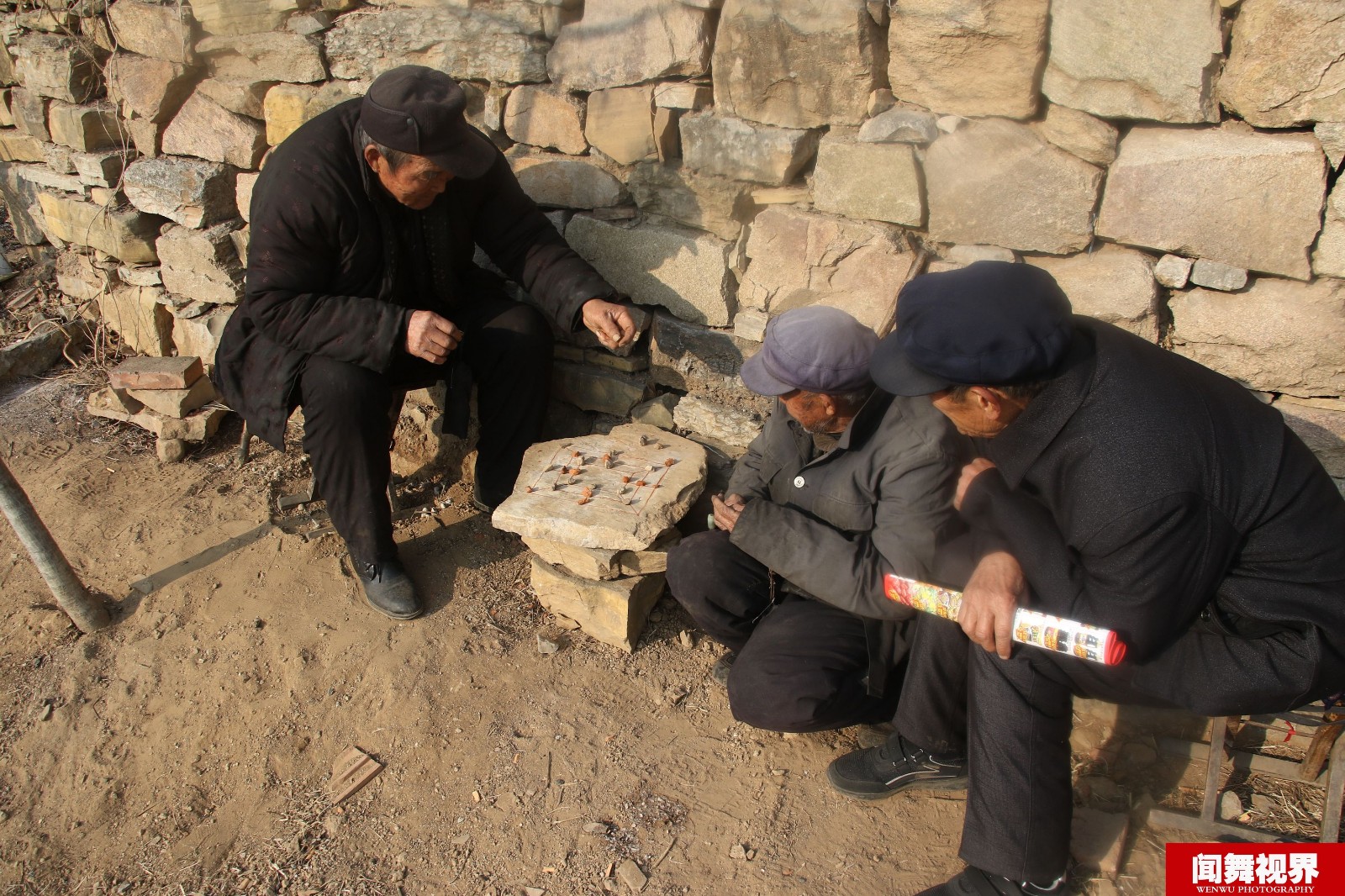 摄影师遇到了几名农村老人在下棋,结构凑近一看却不懂下的什么
