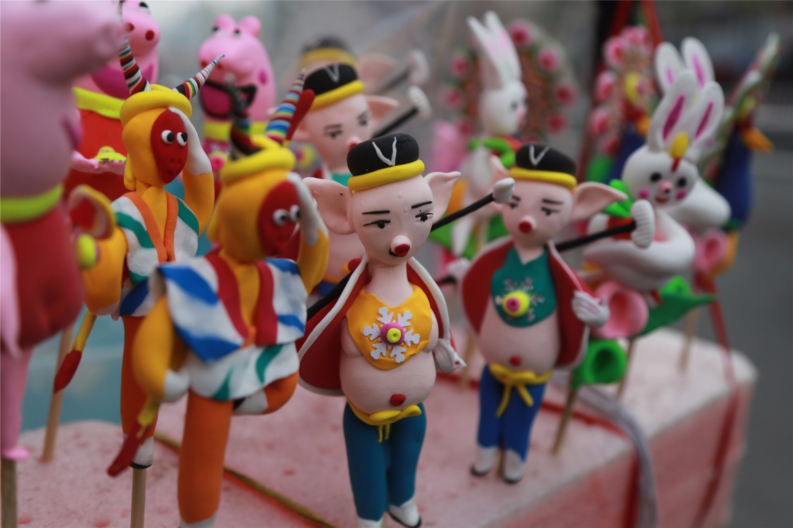 据张启英老人介绍,如今,她除了在街边摆摊外,还经常会应邀参加一些