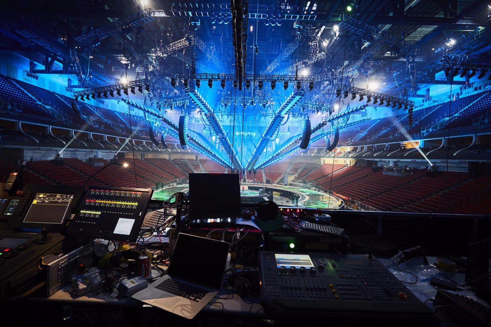 江苏卫视2018跨年演唱会揭面舞台视觉:江苏卫视这次又赢了!