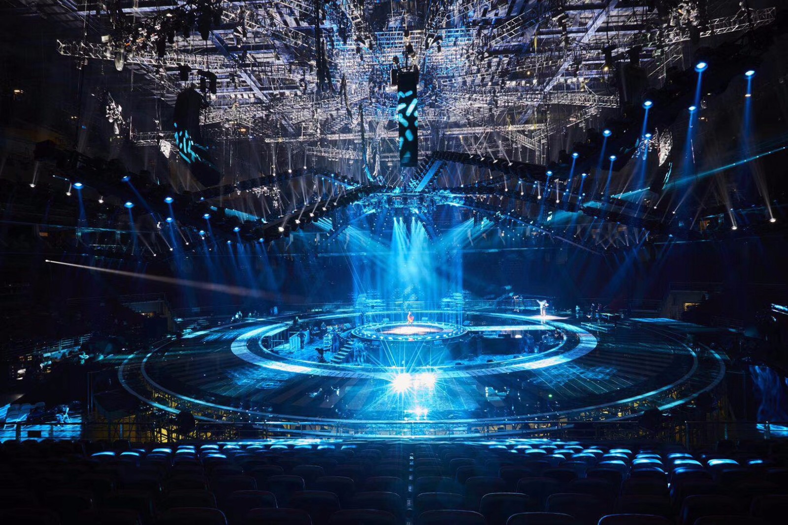 江苏卫视2018跨年演唱会揭面舞台视觉:江苏卫视这次又赢了!