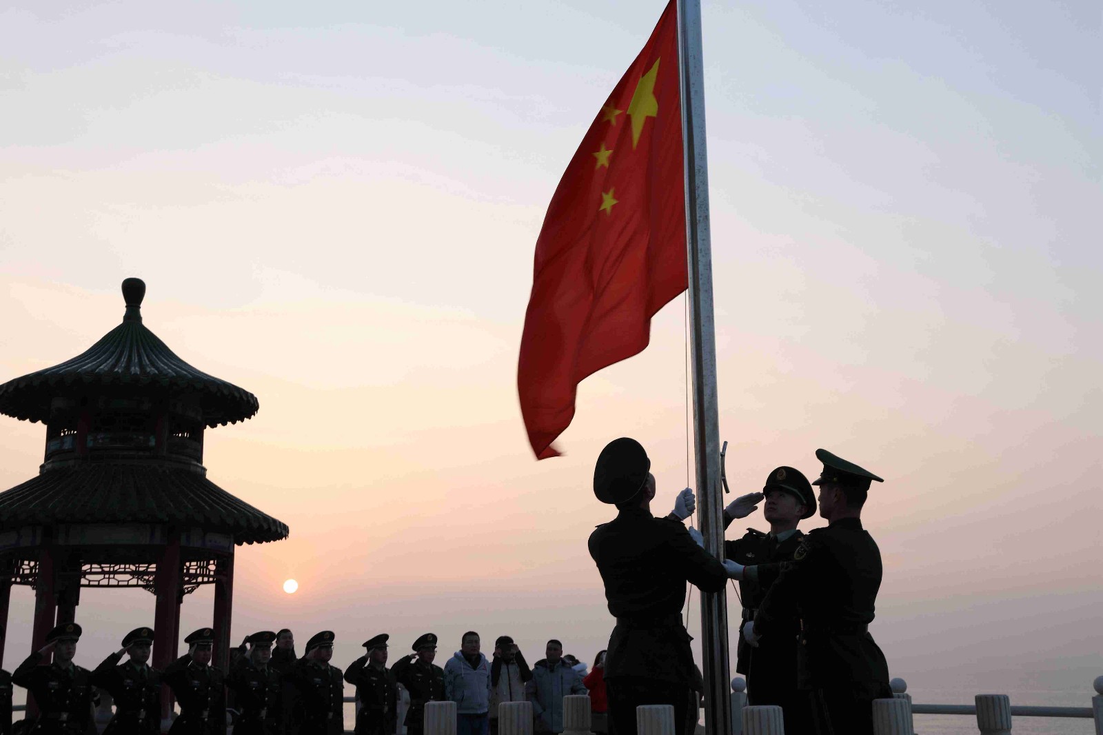 在中国最早看到海上日出的地方赏日出升国旗迎接新年第一缕阳光