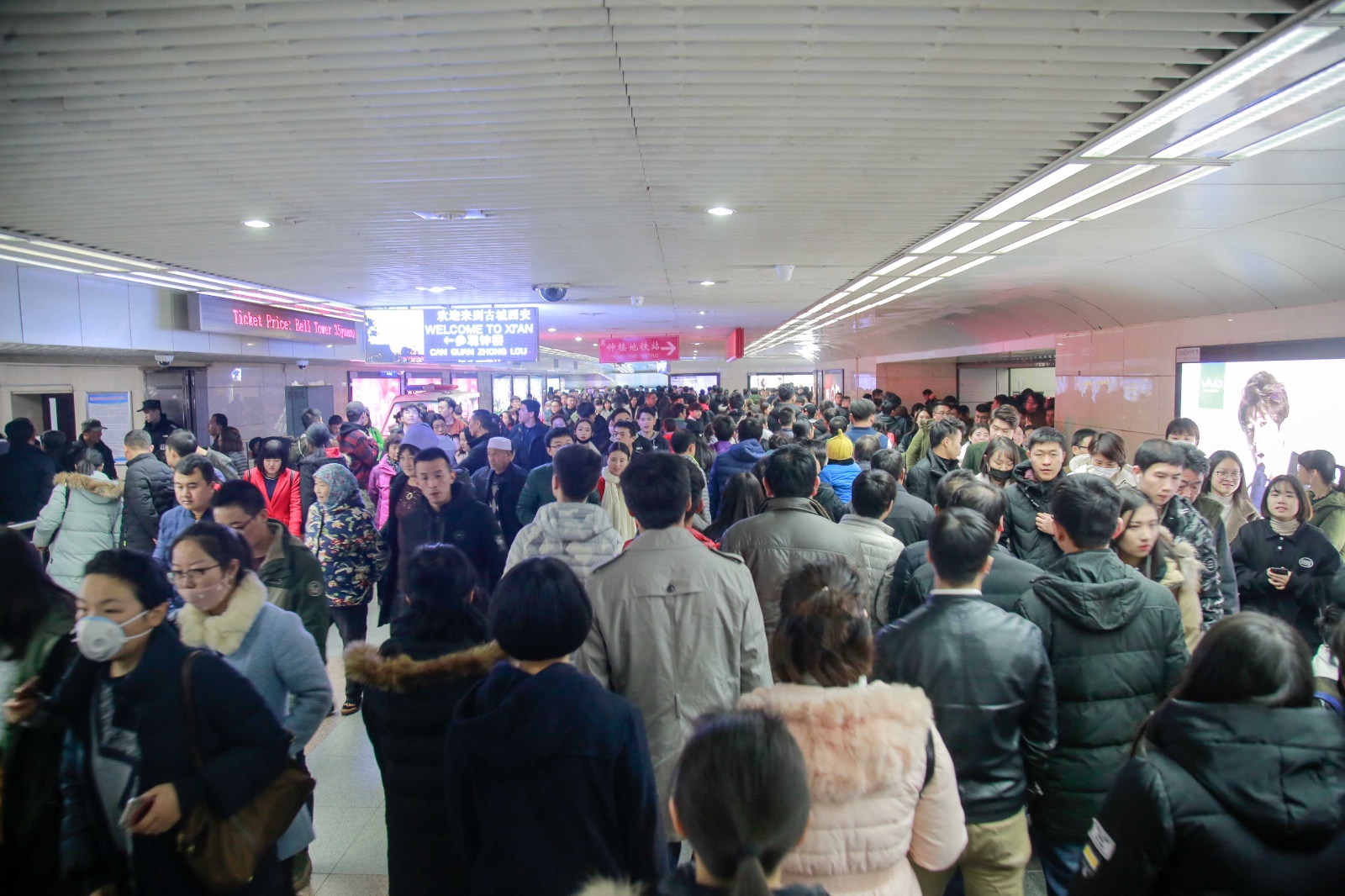 地铁钟楼站内更是人山人海,拥堵不堪,上千旅客排队进出站