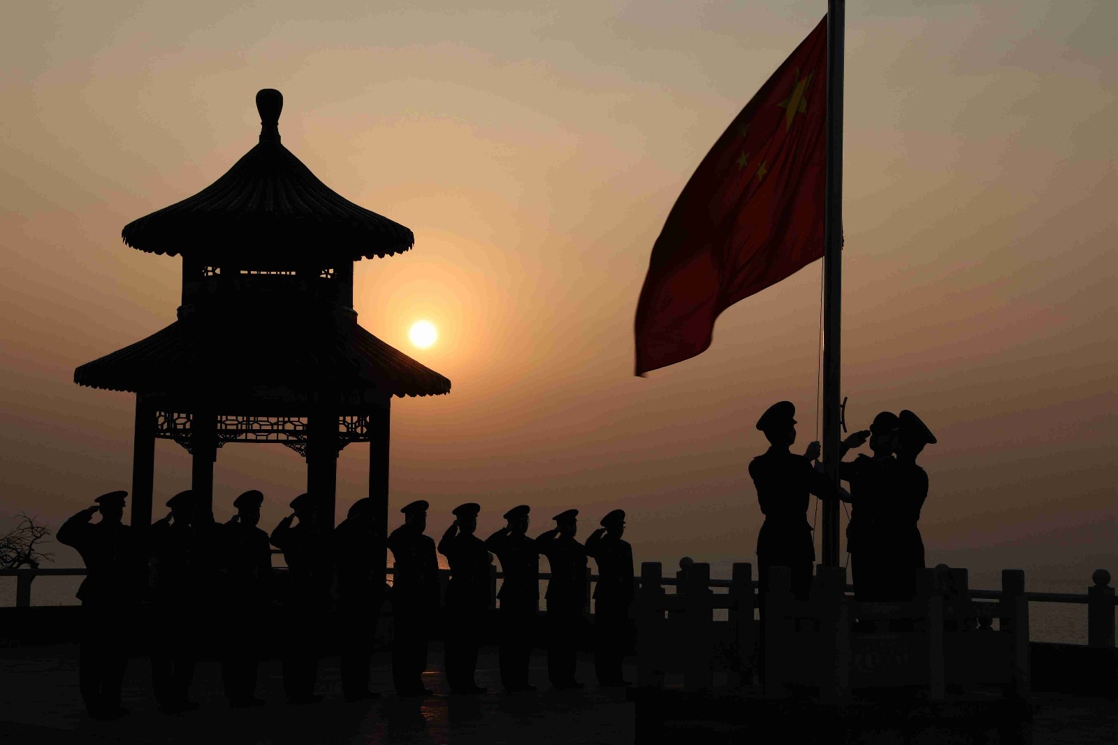 在中国最早看到海上日出的地方赏日出升国旗迎接新年第一缕阳光