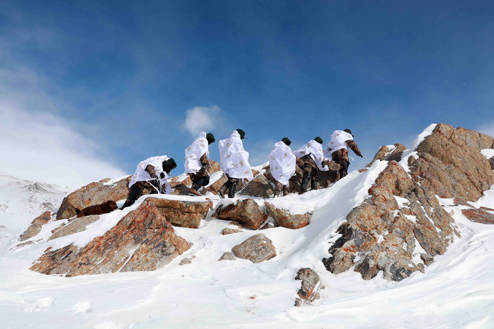 他们的元旦踏雪巡逻在海拔5000米的边防线