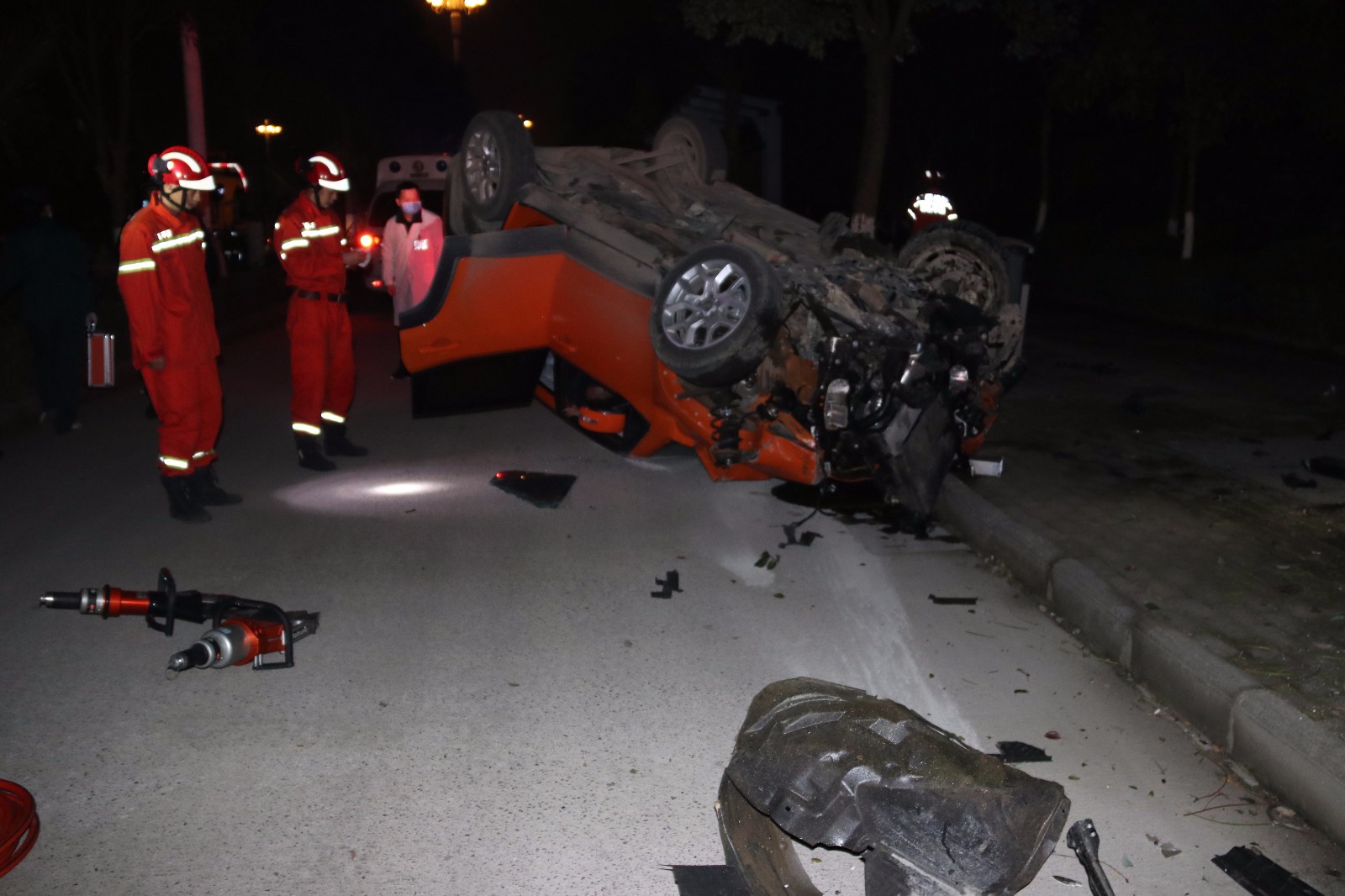 广西百色 小车夜间行驶撞上护栏侧翻