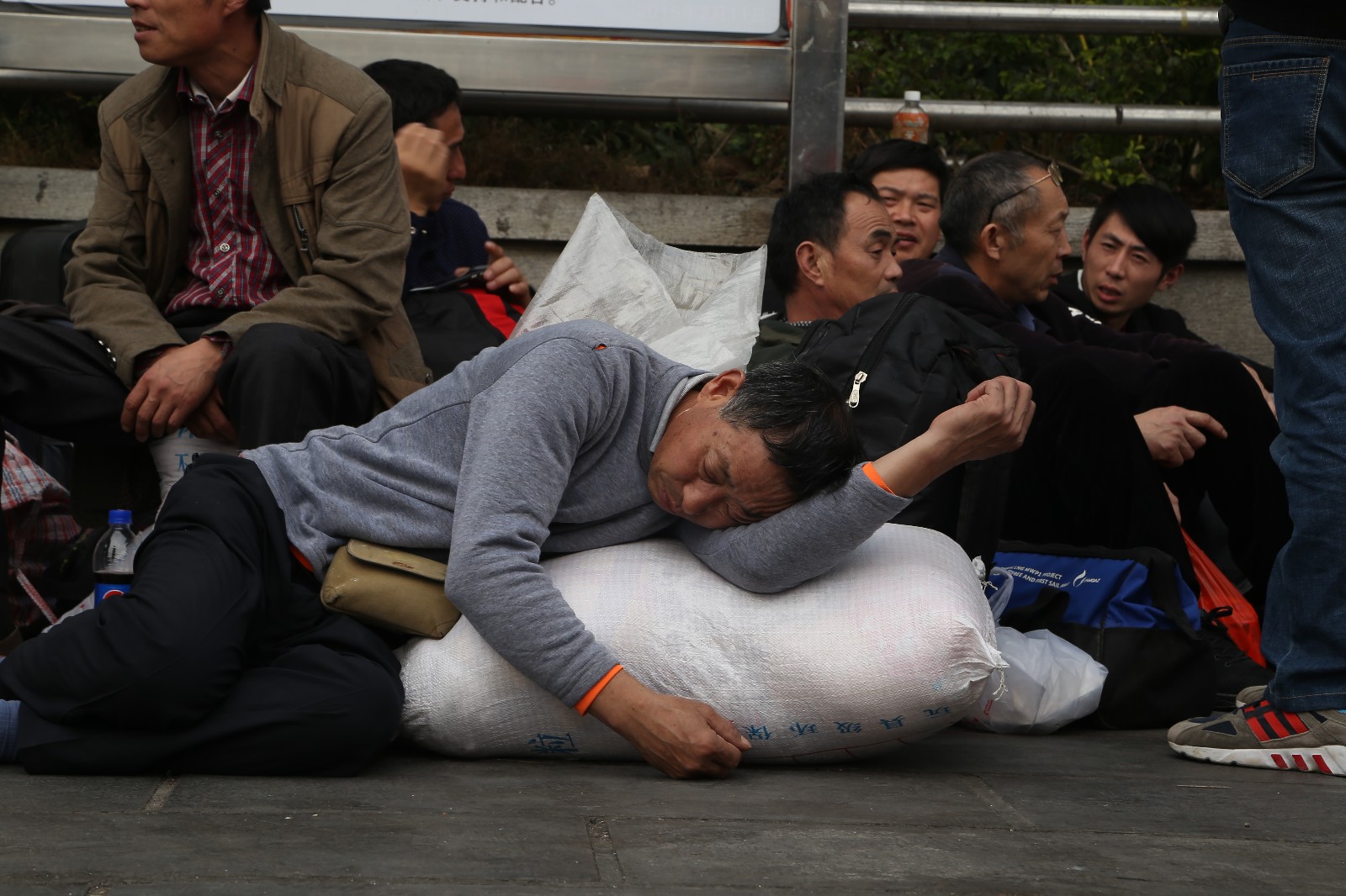 实拍农民工返乡车站候车计算工钱,累了就席地而睡_新浪看点