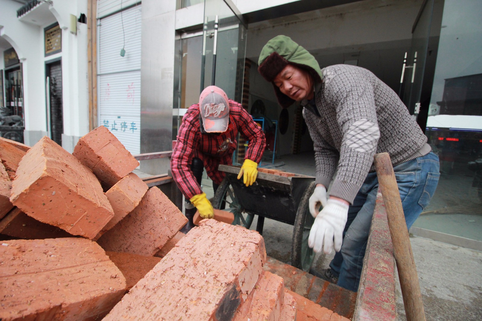 农民夫妻进城职业搬砖 月入过万仍称压力大
