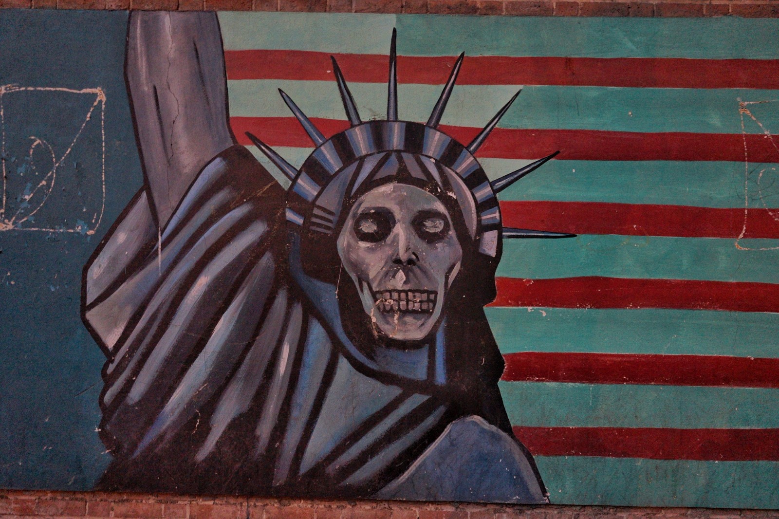 美国驻德黑兰大使馆外墙上画着被丑化的自由女神像.集市里的搬运工.