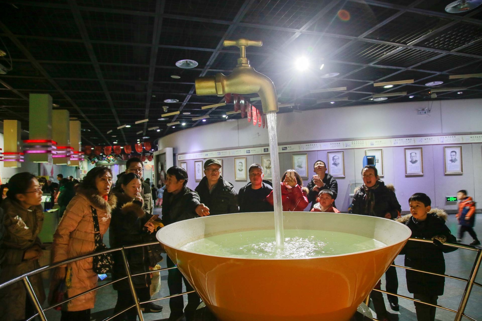 近日,西安自然博物馆十周年免费开放让市民参观,科技馆内,一个看似"