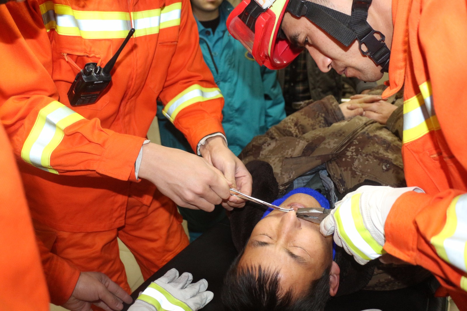 河南安阳 捕鱼不慎鼻子被钩 消防战士成功 手术