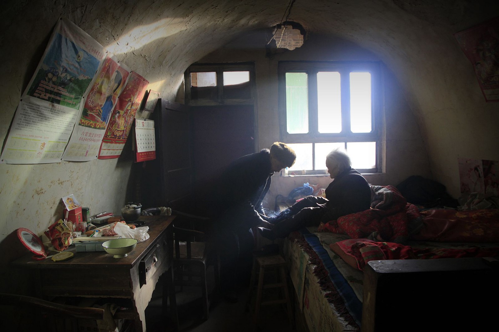 山西运城土窑洞里的乡愁,下雪天1孔窑洞8对老夫妻的生活故事