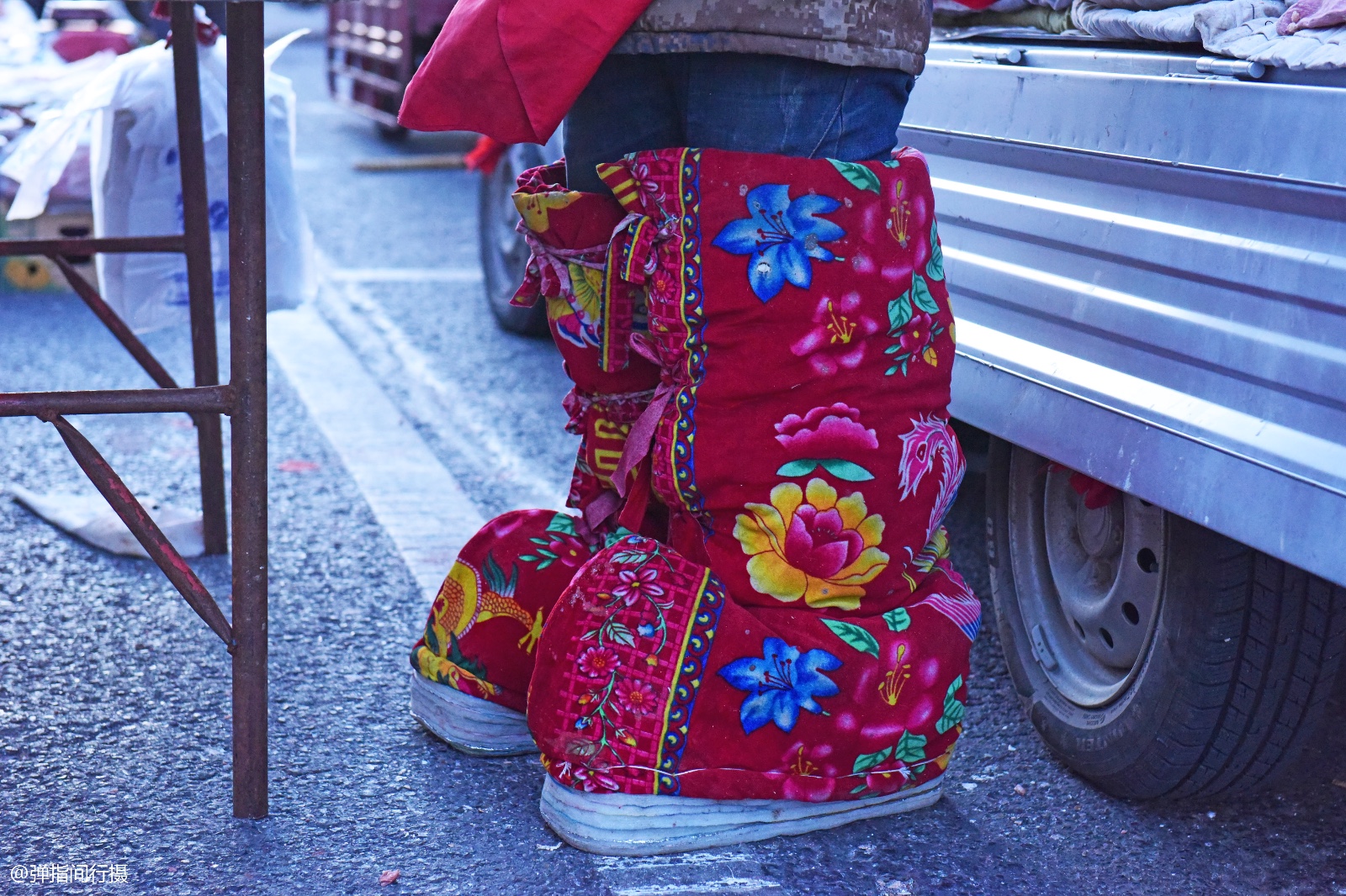 黑河-40℃早市中的御寒神器,大姐自制巨型花鞋,保证让你笑趴