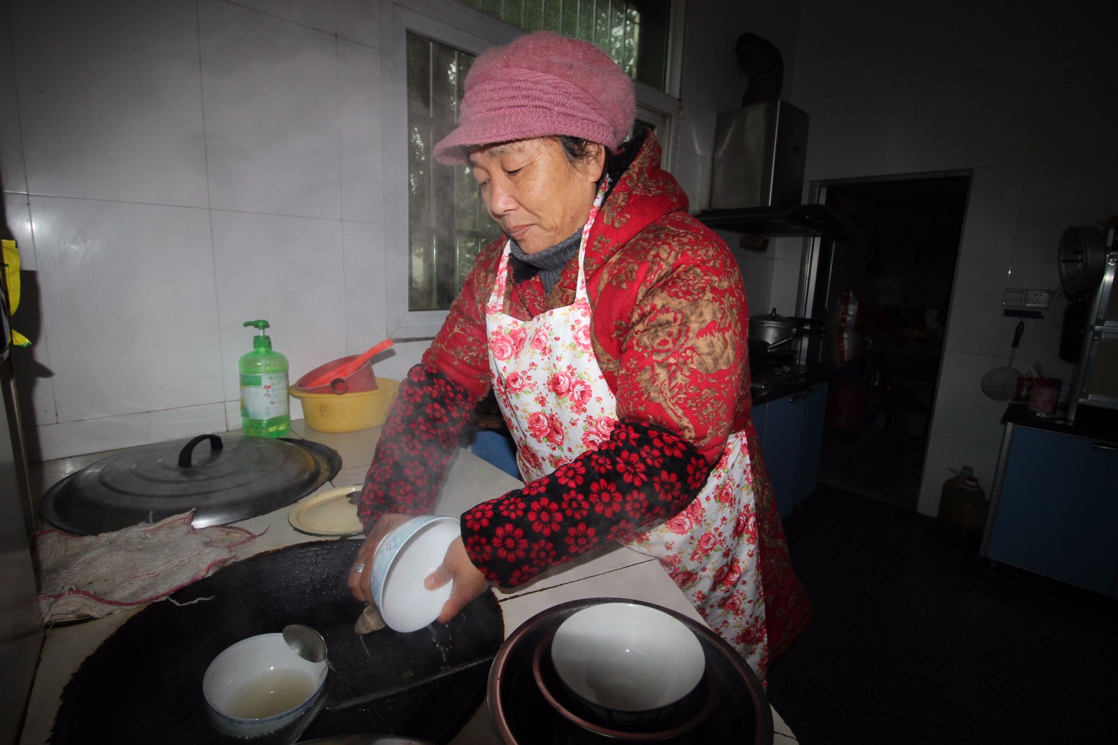 她30年如一日照顾失明瘫痪婆婆 用行动诠释"中国好媳妇"