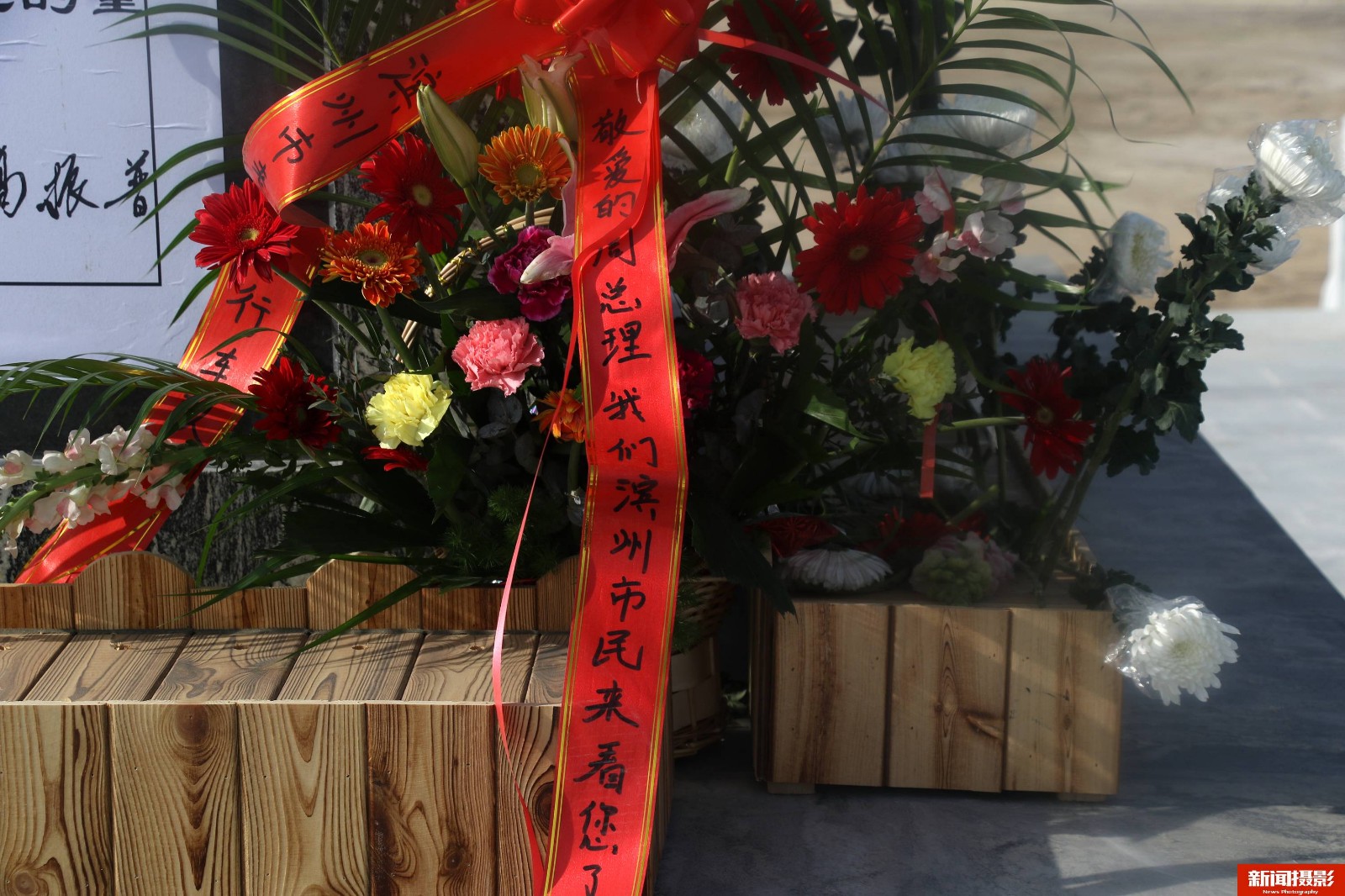 感动周总理骨灰撒放地村民献花纪念