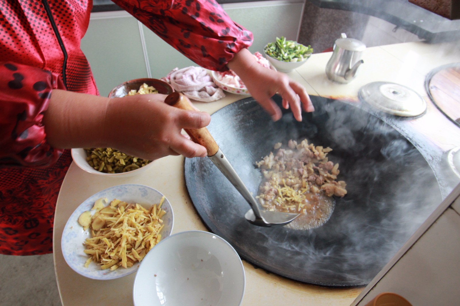 农村大姐土灶烧土菜 品尝过的人都夸好吃|大姐|农村|土灶_新浪新闻