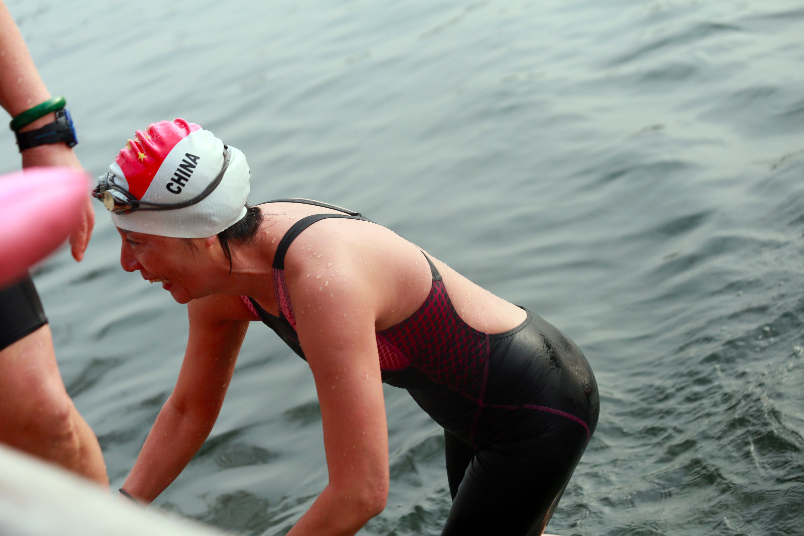 看着直哆嗦5旬大妈冬泳挑战极限年轻人岸边围观叫好