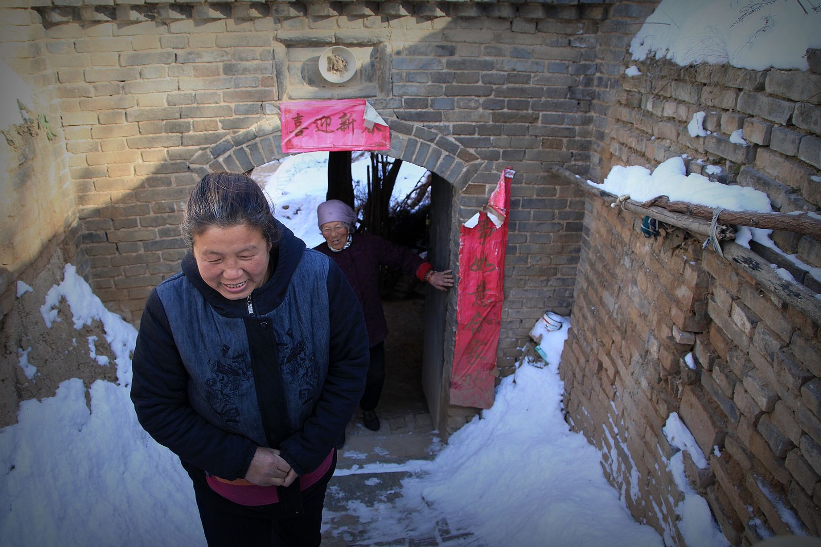 农村82岁老奶奶在地坑院子里收集雪水吃,背后有故事