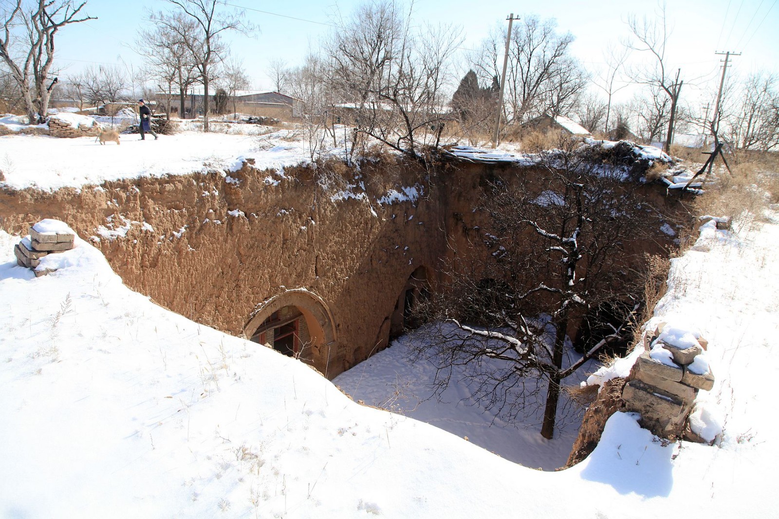 山西省运城农村大雪过后的地坑人家真实生活纪实_新浪看点