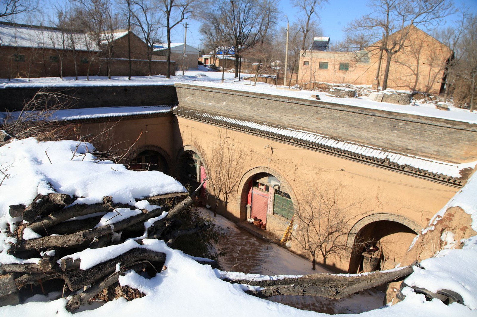 山西省运城农村大雪过后的地坑人家真实生活纪实_新浪看点