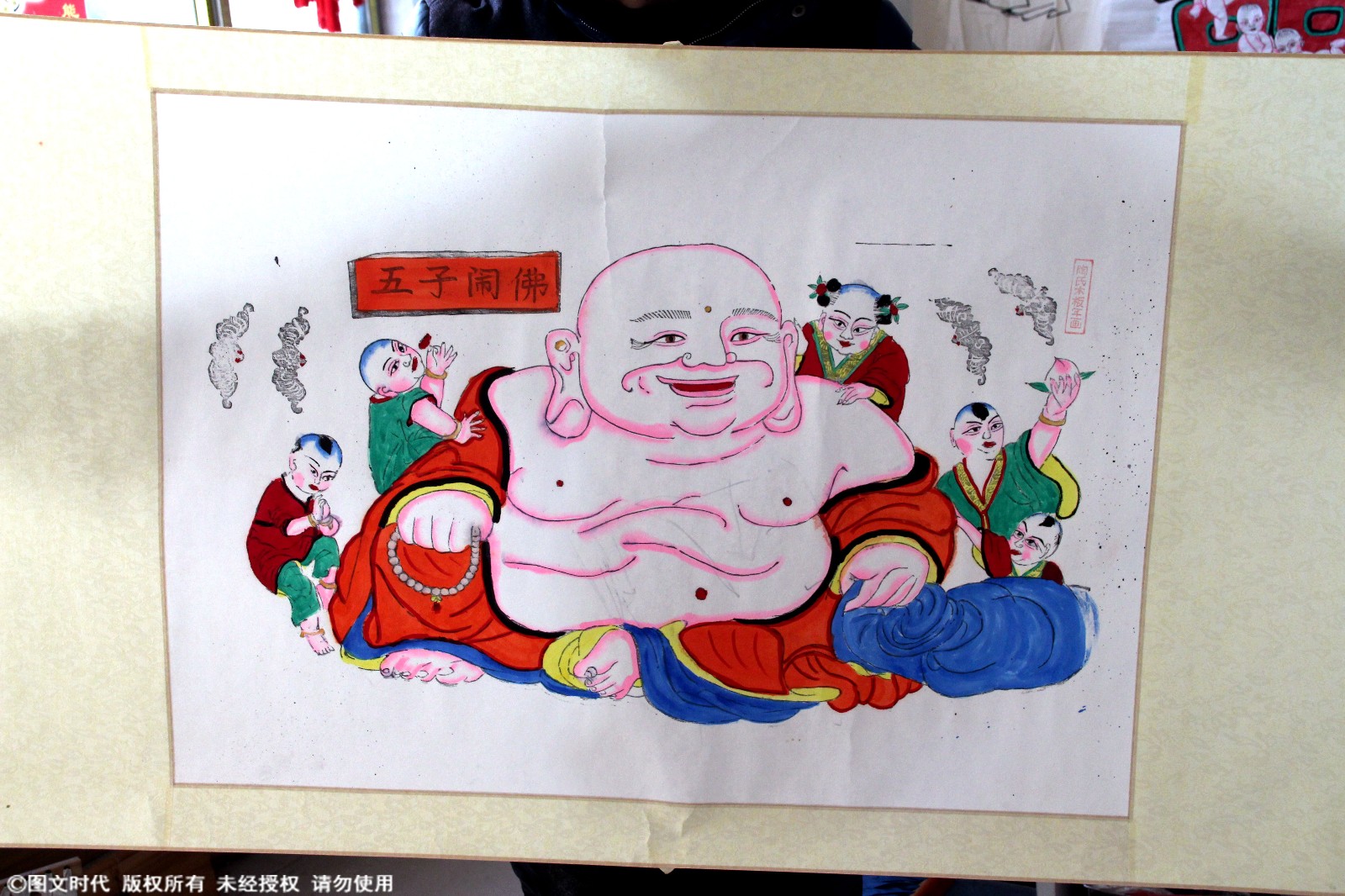 图为陶运航制作的木版年画《五子闹佛》.