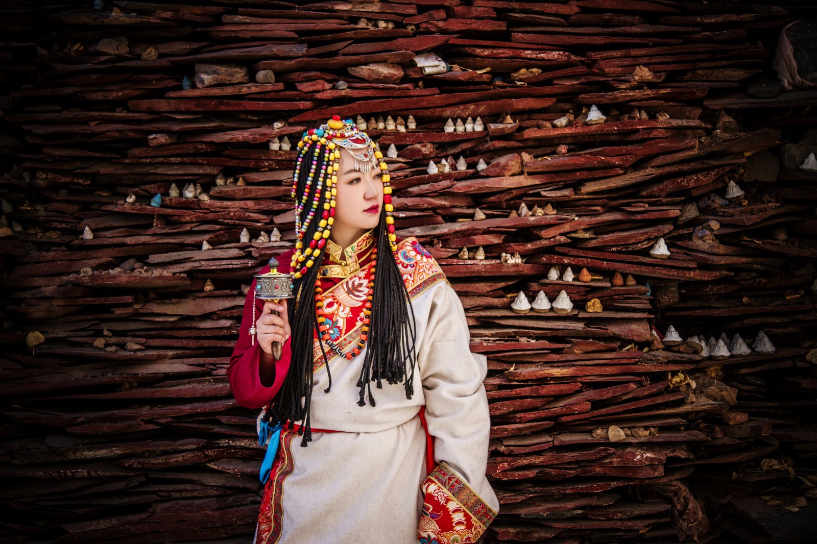 西藏美女摄影:我拿着转经筒,走在拉萨街头,只为寻找心中的你