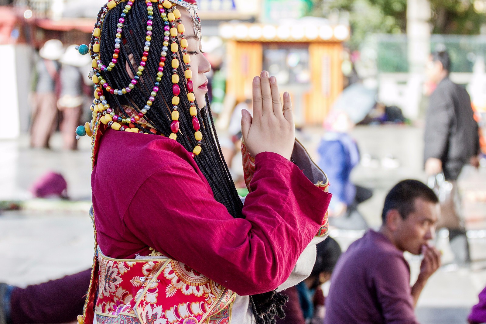 西藏美女摄影: 我拿着转经筒|西藏|摄影|美女_新浪新闻