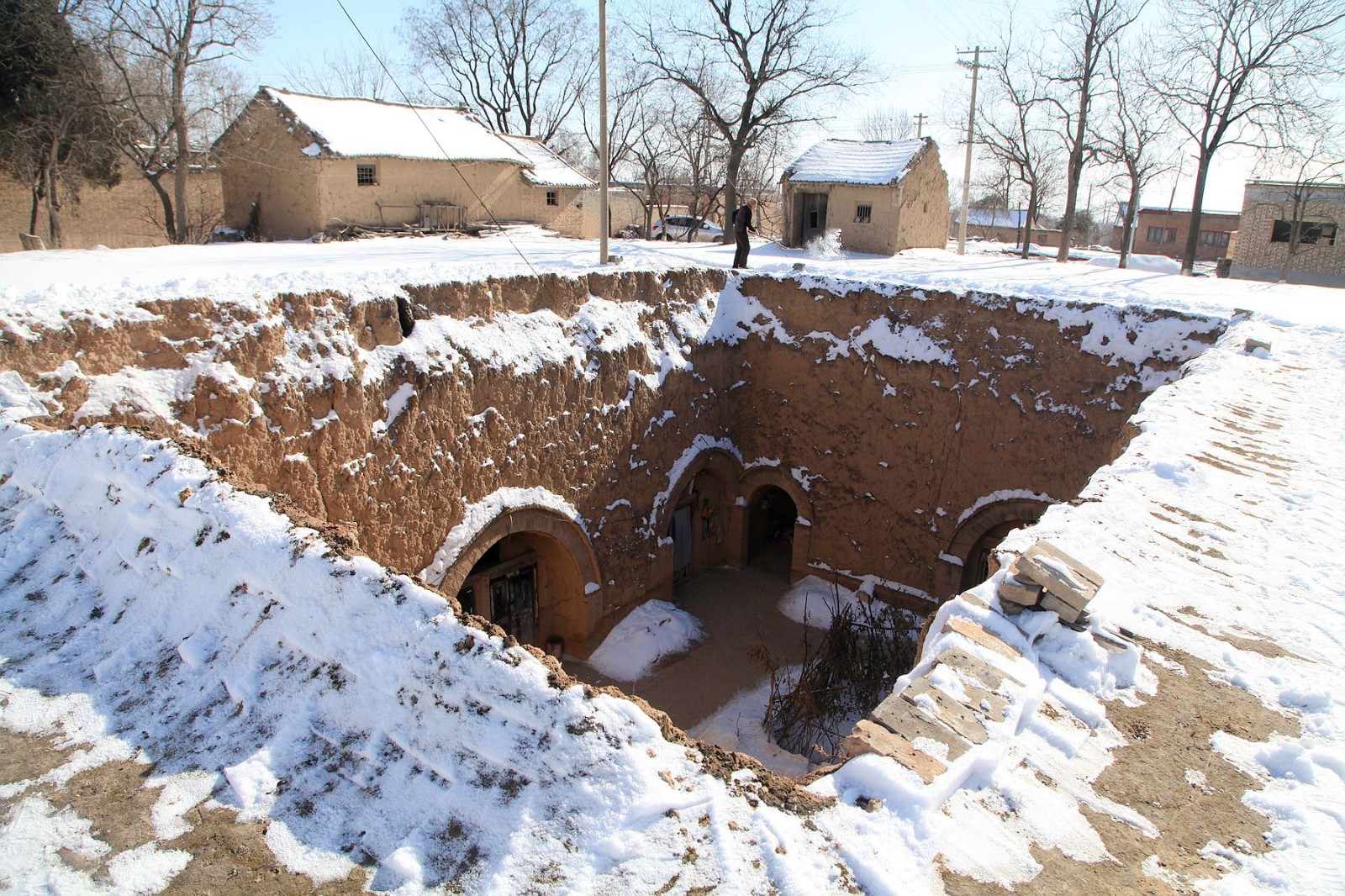 山西省运城农村大雪过后的地坑人家真实生活纪实