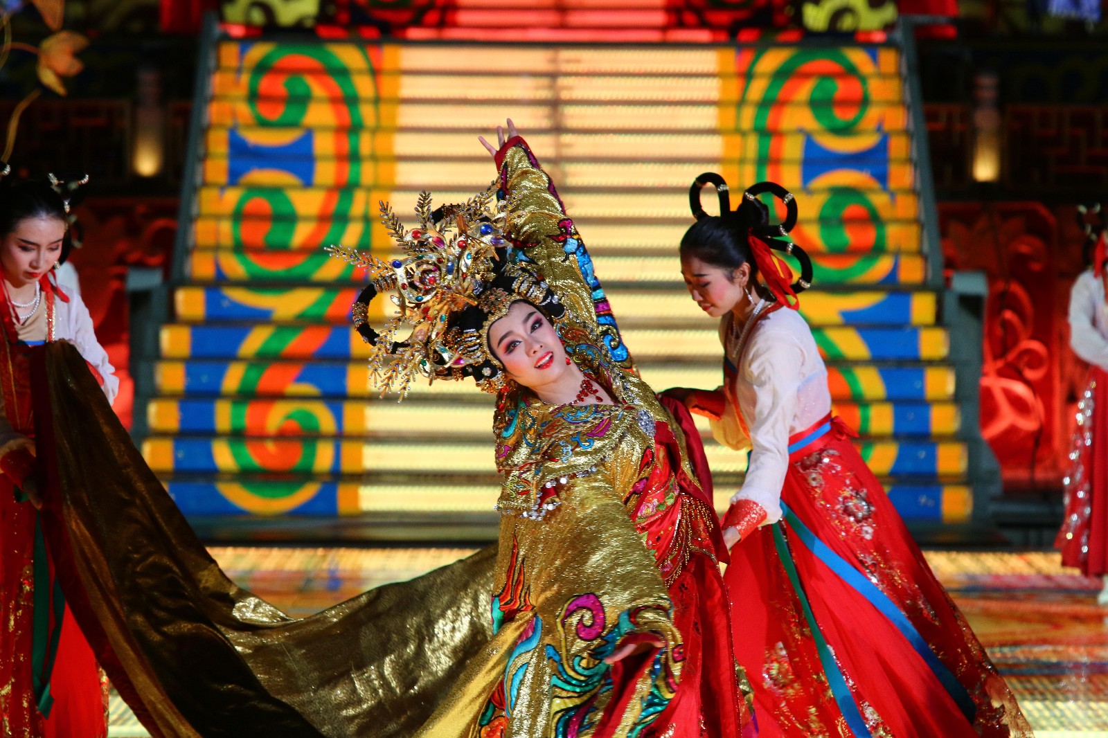 全国唯一的历史实景歌舞剧《长恨歌》使夜晚的华清宫更加梦幻美丽