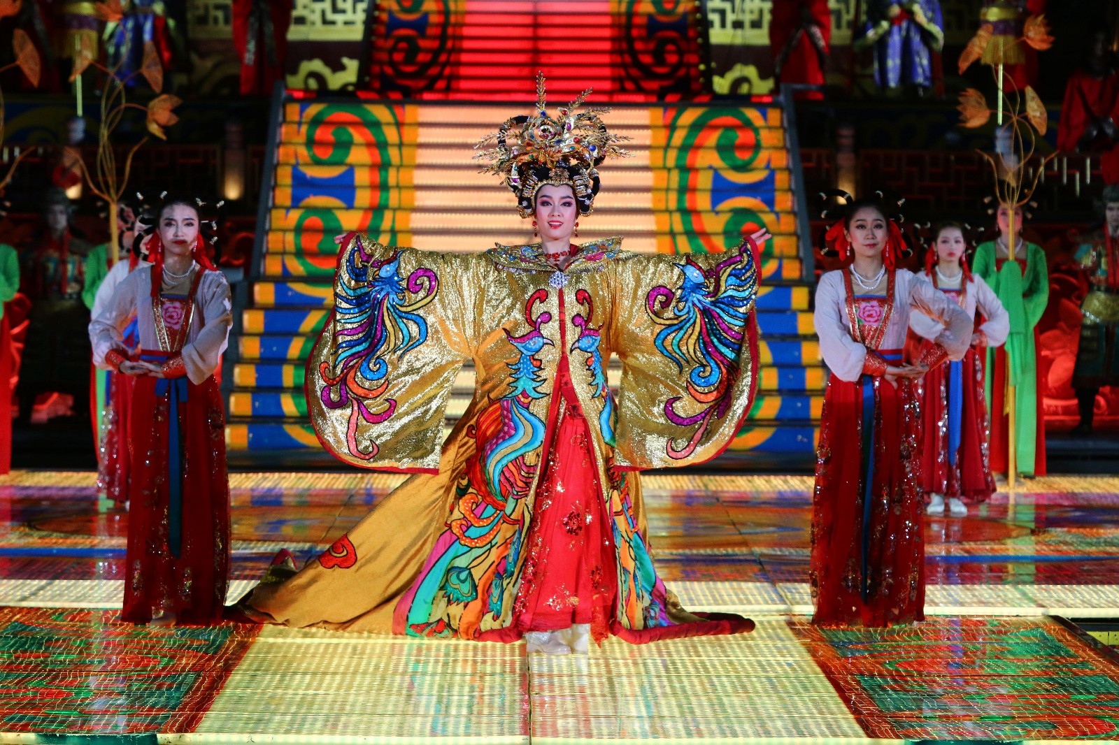 全国唯一的历史实景歌舞剧《长恨歌》使夜晚的华清宫更加梦幻美丽