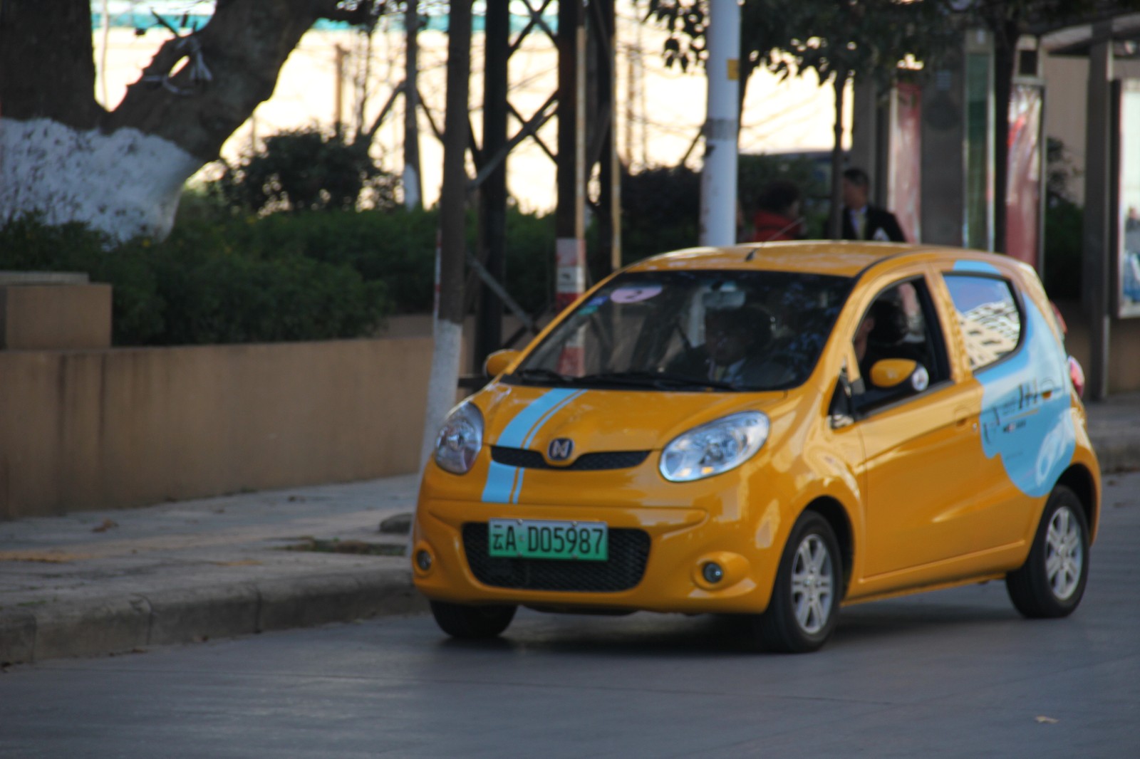 昆明街头又显小黄车 出行壹加壹开启新能源共享汽车平台
